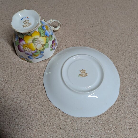 Royal Albert Floral Teacup & Saucer Set - Picture 11 of 11